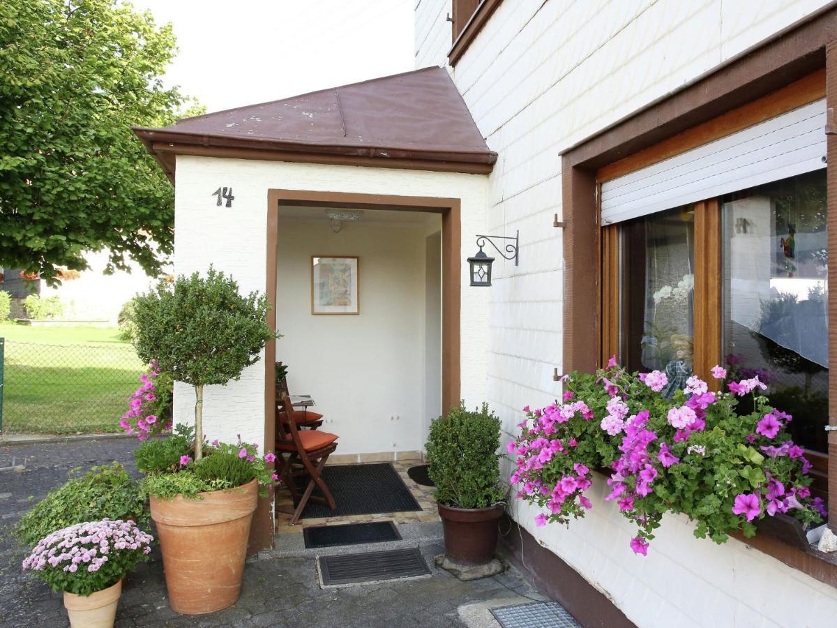 Apartment With Terrace And Pool In The Garden Pracht ภายนอก รูปภาพ