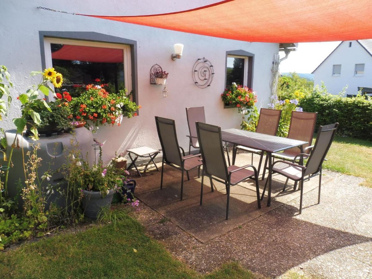 Apartment With Terrace And Pool In The Garden Pracht ภายนอก รูปภาพ