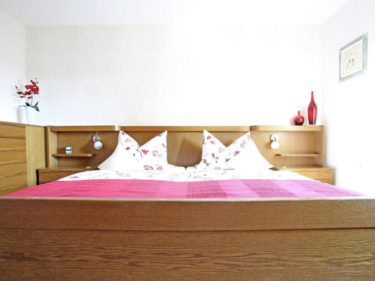 Apartment With Terrace And Pool In The Garden Pracht ภายนอก รูปภาพ